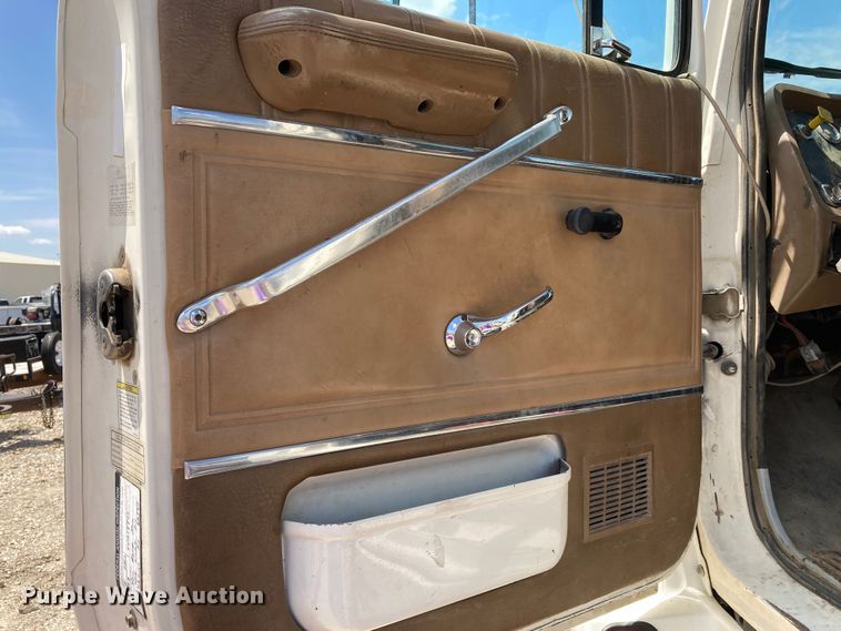 image for item DJ6163 1996 Ford LS8000  truck cab and chassis