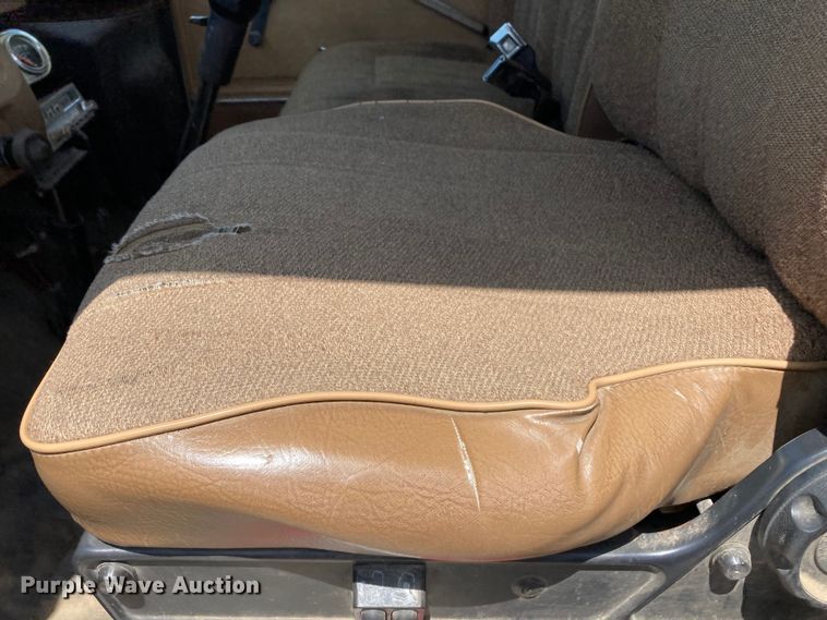 image for item DJ6163 1996 Ford LS8000  truck cab and chassis