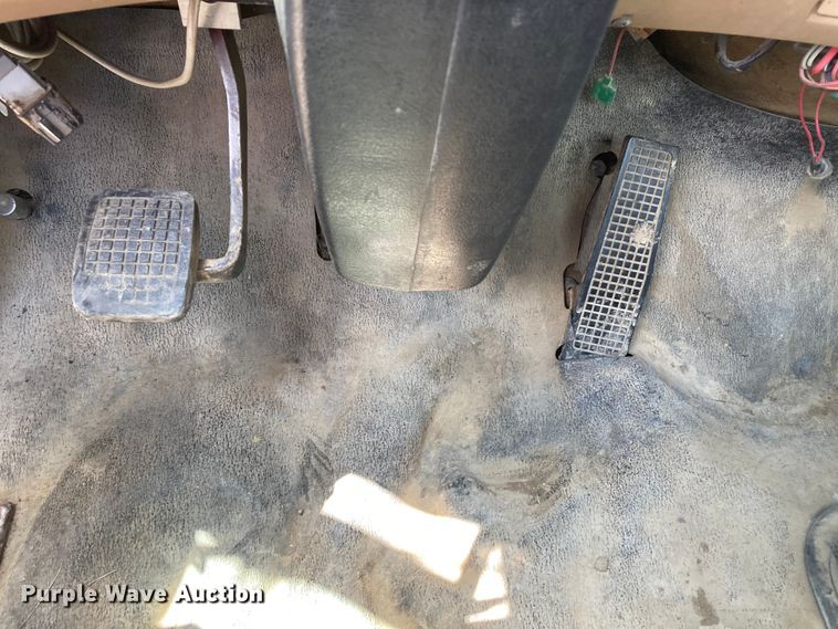 image for item DJ6163 1996 Ford LS8000  truck cab and chassis