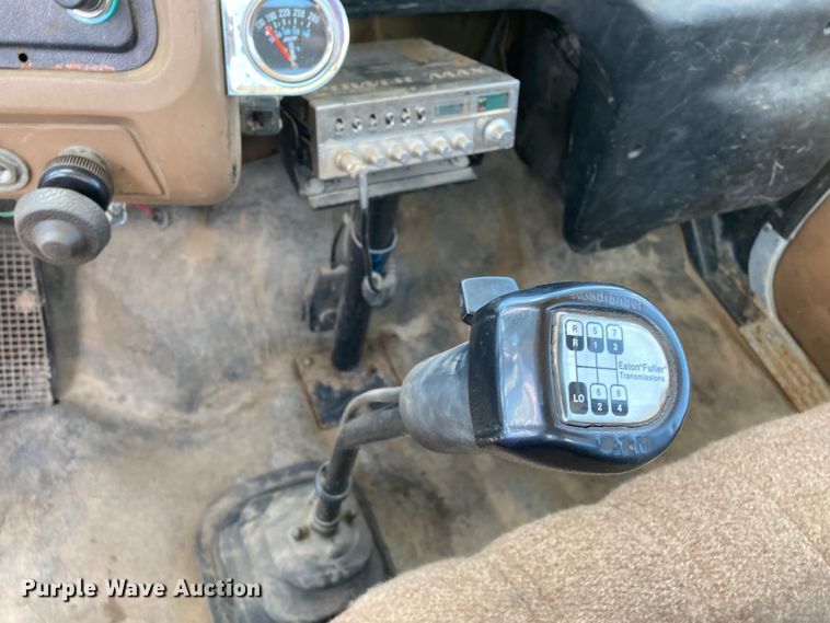 image for item DJ6163 1996 Ford LS8000  truck cab and chassis