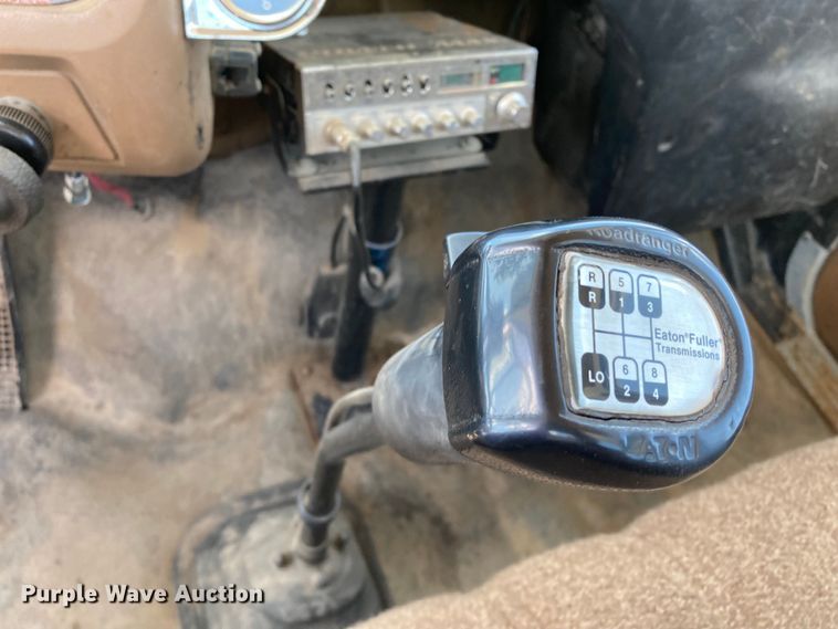 image for item DJ6163 1996 Ford LS8000  truck cab and chassis