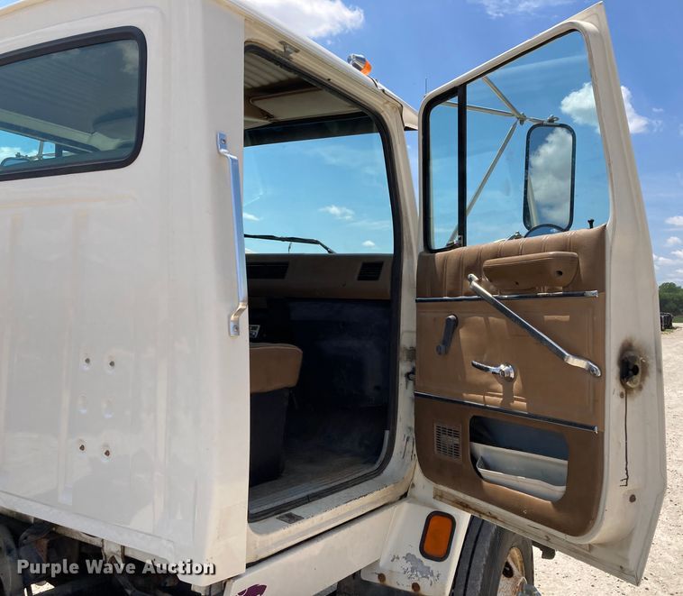 image for item DJ6163 1996 Ford LS8000  truck cab and chassis