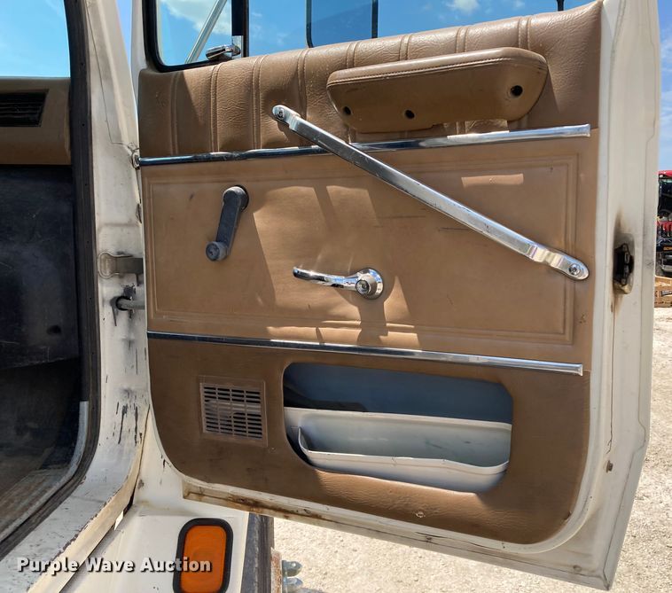 image for item DJ6163 1996 Ford LS8000  truck cab and chassis