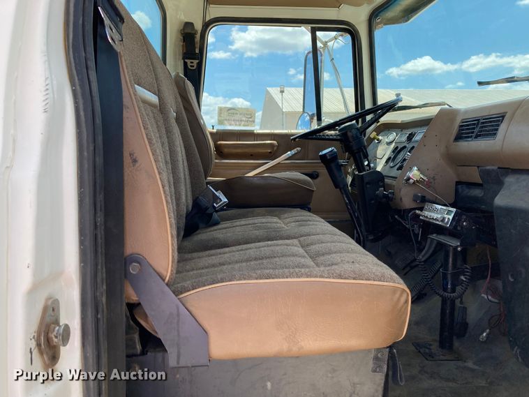 image for item DJ6163 1996 Ford LS8000  truck cab and chassis