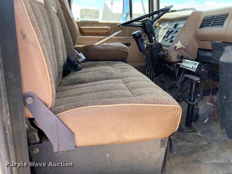 image for item DJ6163 1996 Ford LS8000  truck cab and chassis