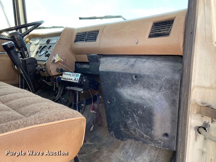 image for item DJ6163 1996 Ford LS8000  truck cab and chassis