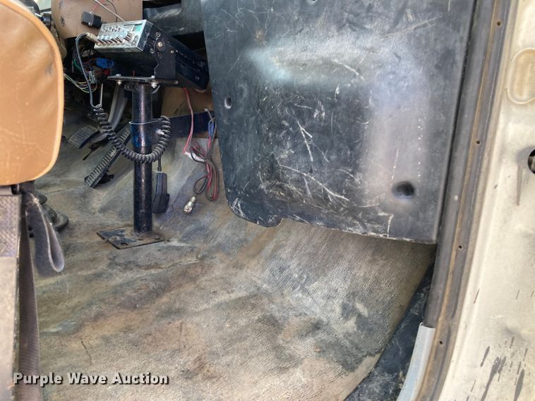 image for item DJ6163 1996 Ford LS8000  truck cab and chassis