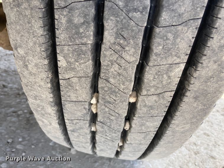 image for item DJ6163 1996 Ford LS8000  truck cab and chassis