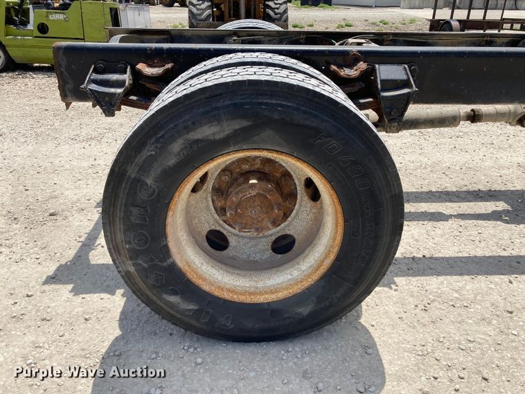 image for item DJ6163 1996 Ford LS8000  truck cab and chassis