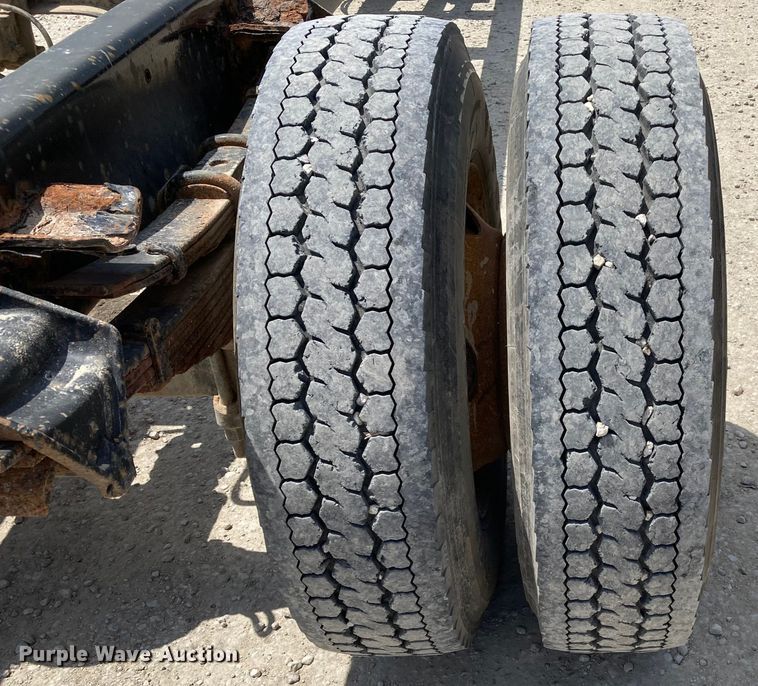 image for item DJ6163 1996 Ford LS8000  truck cab and chassis