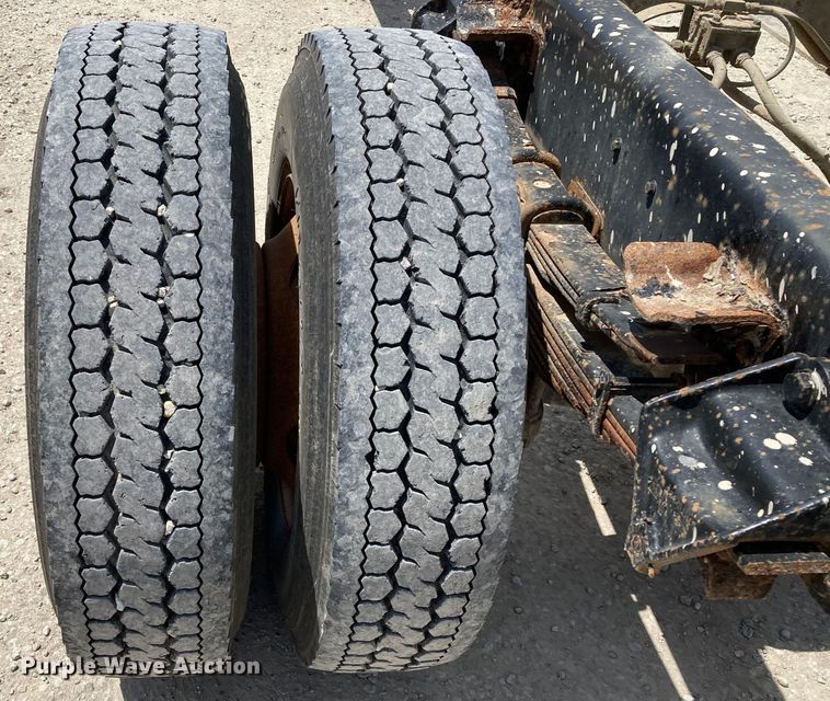 image for item DJ6163 1996 Ford LS8000  truck cab and chassis