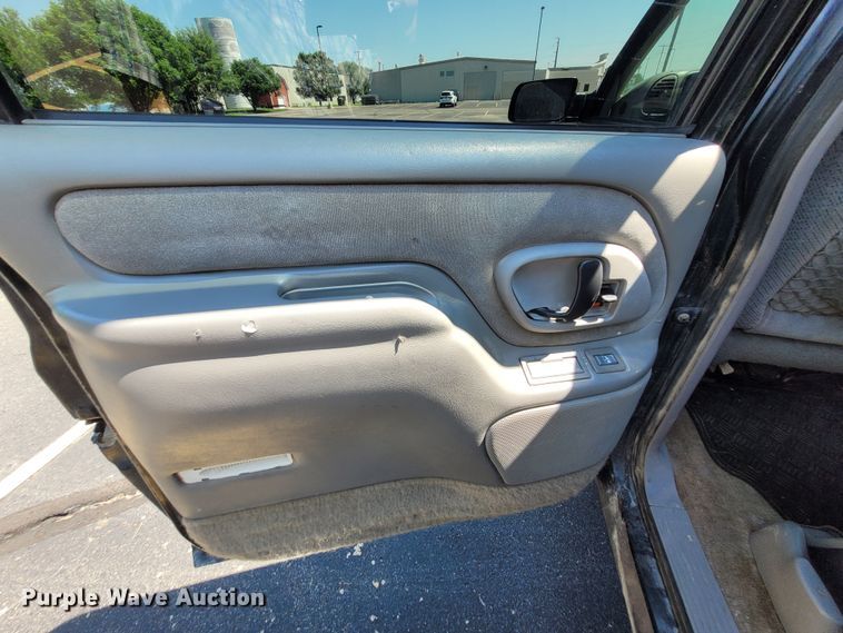 image for item DK1913 1995 Chevrolet Suburban K1500  SUV