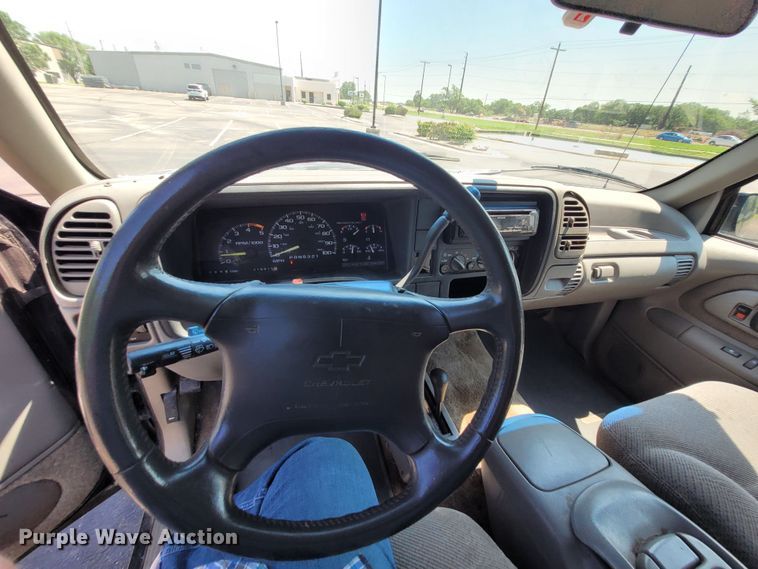 image for item DK1913 1995 Chevrolet Suburban K1500  SUV