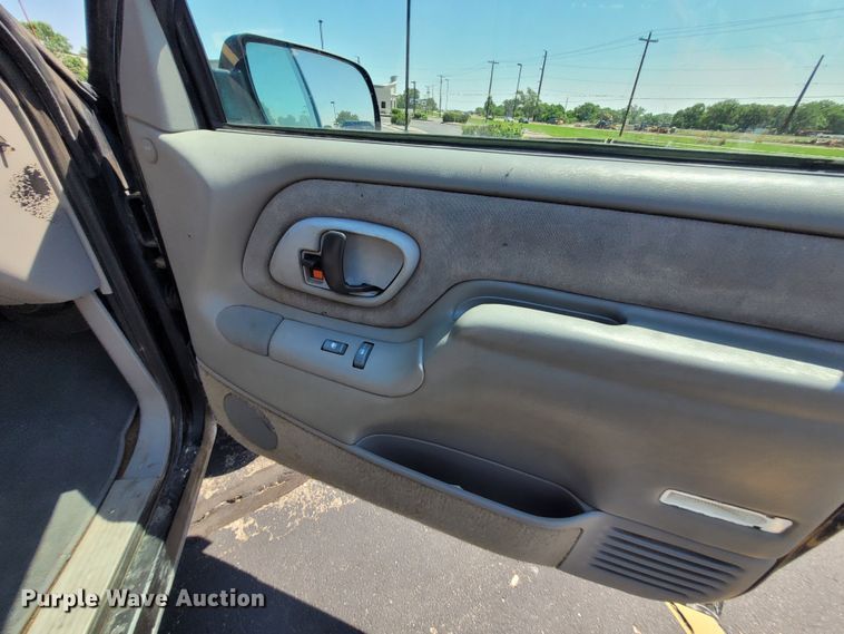 image for item DK1913 1995 Chevrolet Suburban K1500  SUV