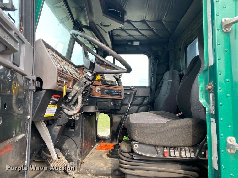 image for item DL7219 2007 Freightliner Classic 120  rollback truck