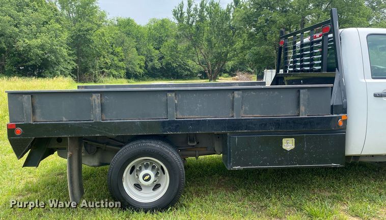 image for item DL7230 2011 Chevrolet Silverado 3500HD  flatbed pickup truck
