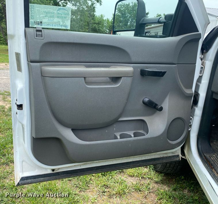 image for item DL7230 2011 Chevrolet Silverado 3500HD  flatbed pickup truck