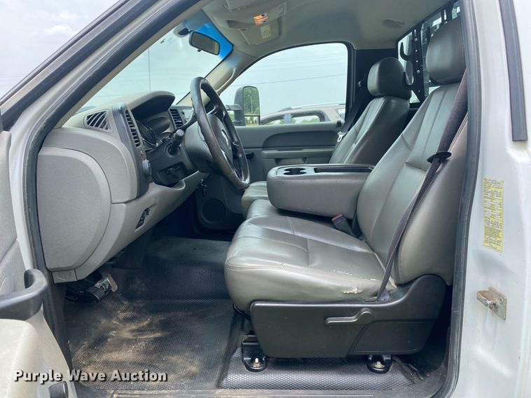 image for item DL7230 2011 Chevrolet Silverado 3500HD  flatbed pickup truck