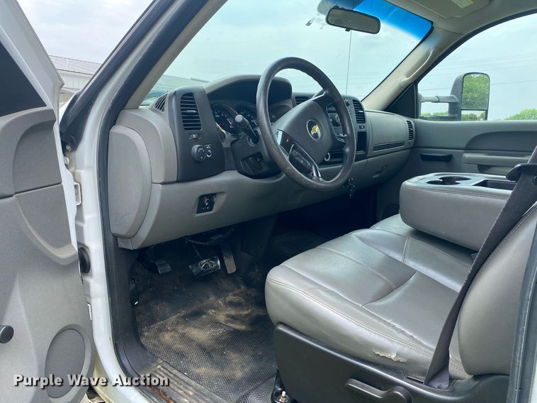 image for item DL7230 2011 Chevrolet Silverado 3500HD  flatbed pickup truck