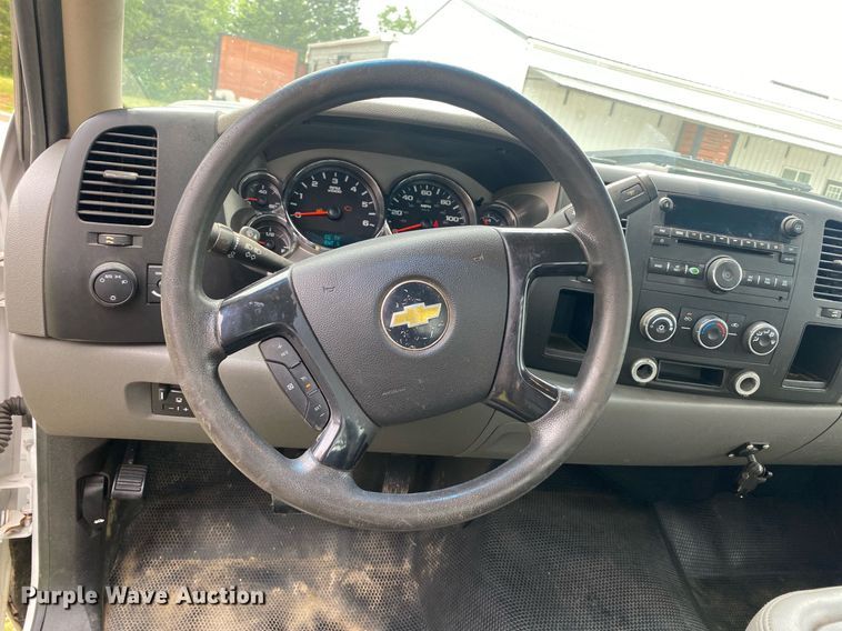 image for item DL7230 2011 Chevrolet Silverado 3500HD  flatbed pickup truck