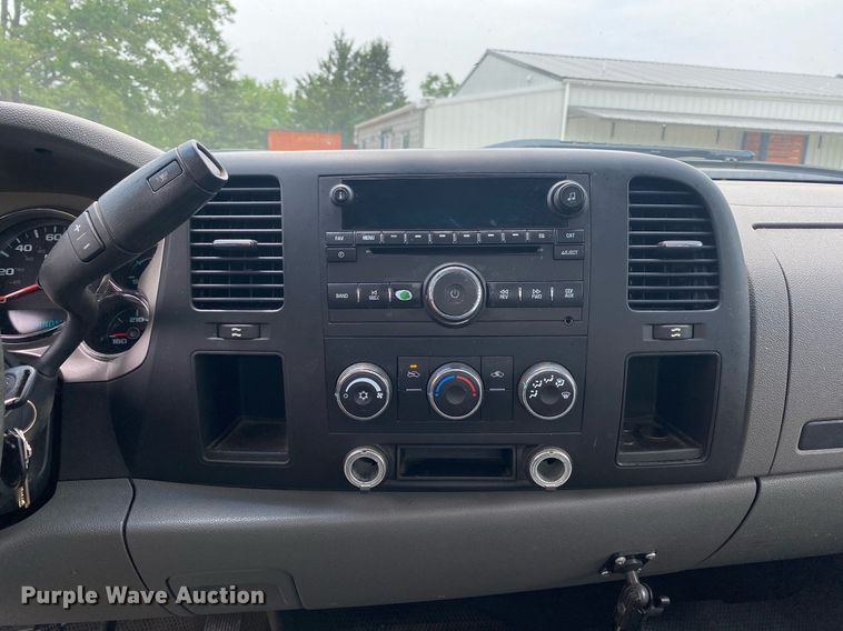 image for item DL7230 2011 Chevrolet Silverado 3500HD  flatbed pickup truck