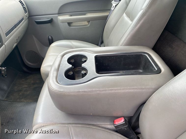 image for item DL7230 2011 Chevrolet Silverado 3500HD  flatbed pickup truck