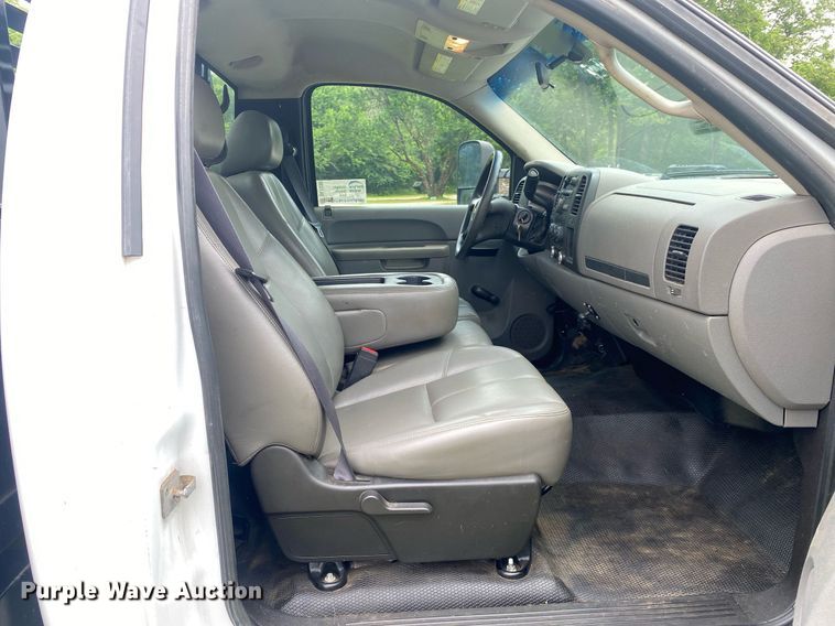 image for item DL7230 2011 Chevrolet Silverado 3500HD  flatbed pickup truck