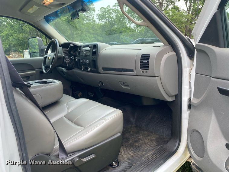 image for item DL7230 2011 Chevrolet Silverado 3500HD  flatbed pickup truck