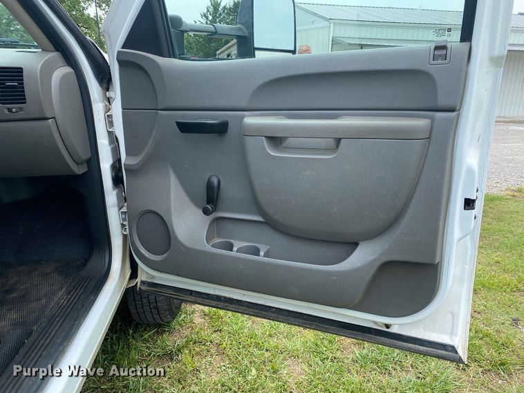 image for item DL7230 2011 Chevrolet Silverado 3500HD  flatbed pickup truck