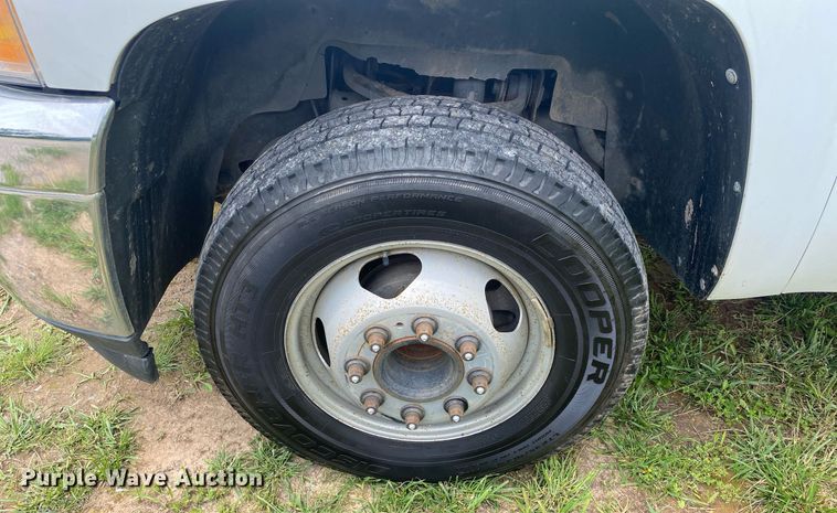 image for item DL7230 2011 Chevrolet Silverado 3500HD  flatbed pickup truck