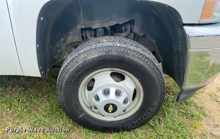 image for item DL7230 2011 Chevrolet Silverado 3500HD  flatbed pickup truck