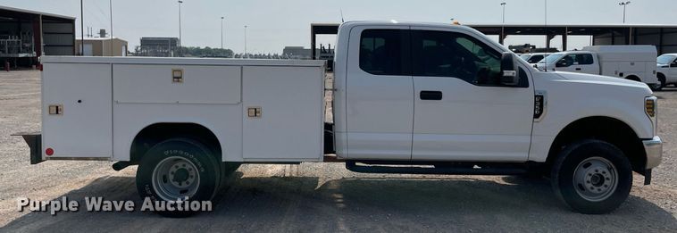 image for item DM0254 2019 Ford F350 Super Duty  SuperCab utility bed pickup truck