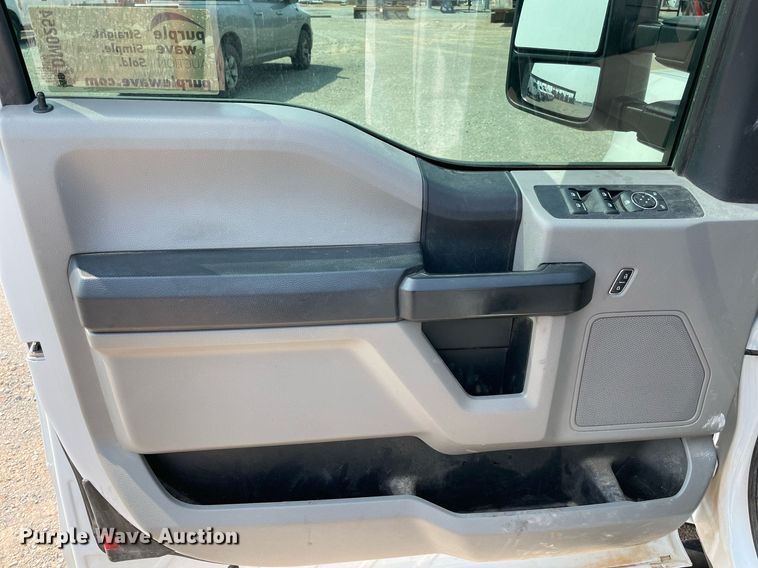 image for item DM0254 2019 Ford F350 Super Duty  SuperCab utility bed pickup truck