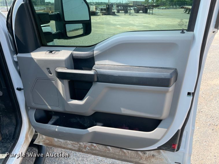 image for item DM0254 2019 Ford F350 Super Duty  SuperCab utility bed pickup truck