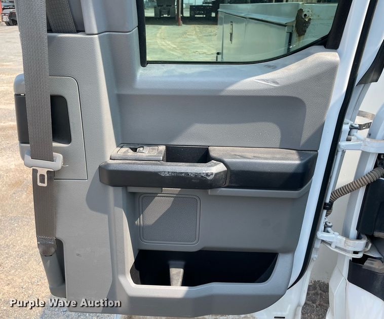 image for item DM0254 2019 Ford F350 Super Duty  SuperCab utility bed pickup truck