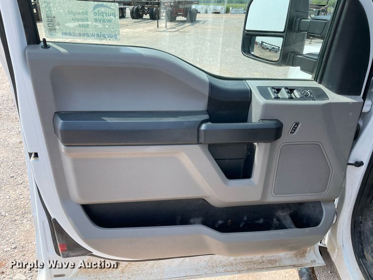 image for item DM0255 2018 Ford F250 Super Duty  SuperCab utility bed pickup truck