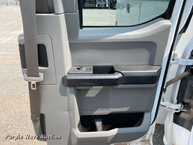 image for item DM0255 2018 Ford F250 Super Duty  SuperCab utility bed pickup truck