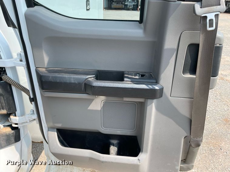 image for item DM0255 2018 Ford F250 Super Duty  SuperCab utility bed pickup truck