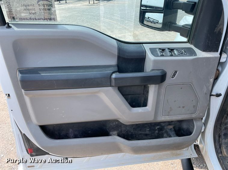 image for item DM0257 2018 Ford F350 Super Duty  SuperCab utility bed pickup truck