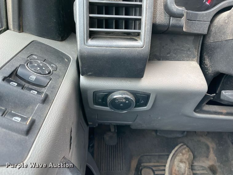 image for item DM0257 2018 Ford F350 Super Duty  SuperCab utility bed pickup truck