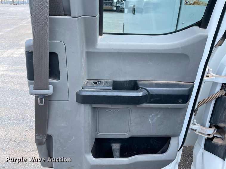 image for item DM0257 2018 Ford F350 Super Duty  SuperCab utility bed pickup truck