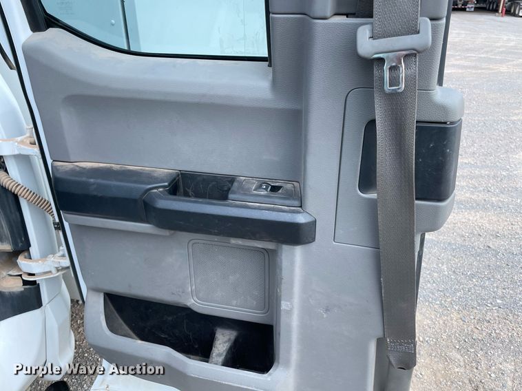 image for item DM0257 2018 Ford F350 Super Duty  SuperCab utility bed pickup truck