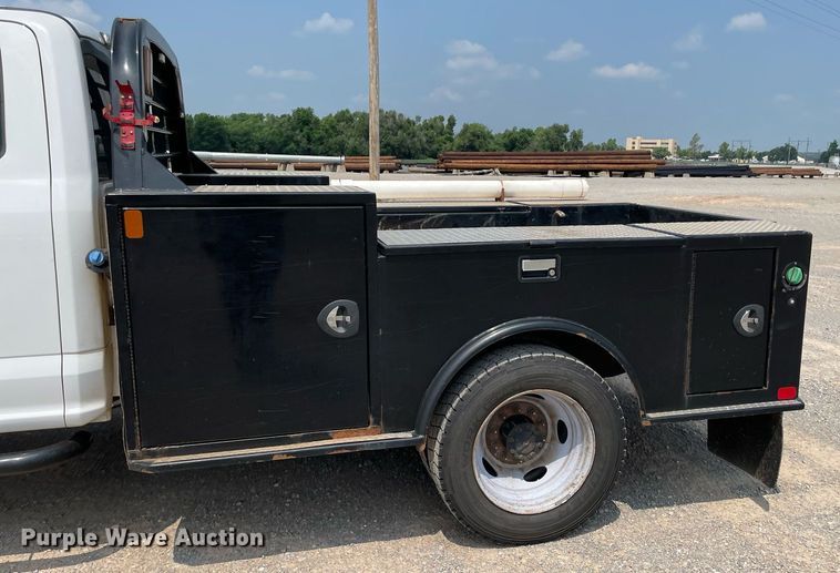 image for item DM0258 2017 Ford F550 Super Duty  SuperCab flatbed truck