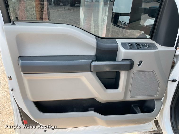 image for item DM0258 2017 Ford F550 Super Duty  SuperCab flatbed truck