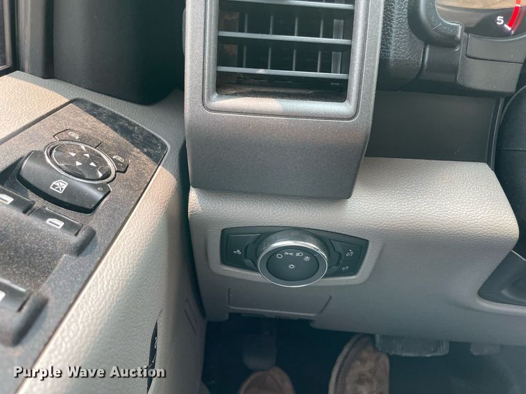 image for item DM0258 2017 Ford F550 Super Duty  SuperCab flatbed truck