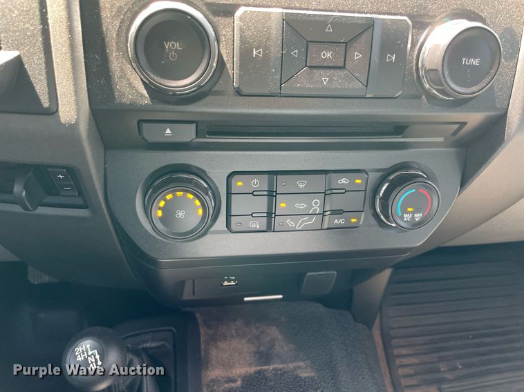 image for item DM0258 2017 Ford F550 Super Duty  SuperCab flatbed truck