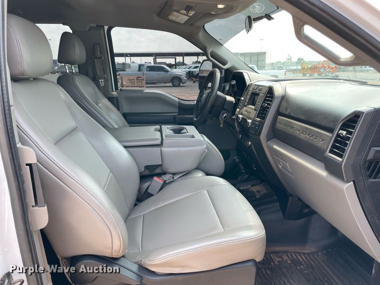 image for item DM0258 2017 Ford F550 Super Duty  SuperCab flatbed truck