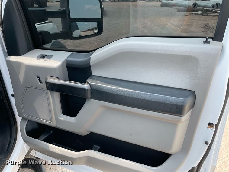 image for item DM0258 2017 Ford F550 Super Duty  SuperCab flatbed truck