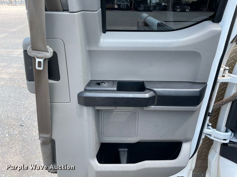 image for item DM0258 2017 Ford F550 Super Duty  SuperCab flatbed truck