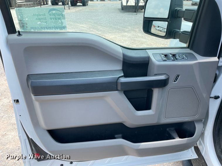 image for item DM0260 2018 Ford F250 Super Duty  SuperCab utility bed pickup truck